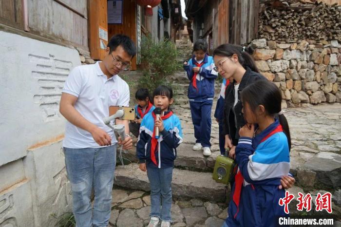 杜曉帆與該中心教師團(tuán)隊積極探索文化遺產(chǎn)方法論，深耕鄉(xiāng)村遺產(chǎn)領(lǐng)域?！?fù)旦大學(xué)國土與文化資源研究中心供圖
