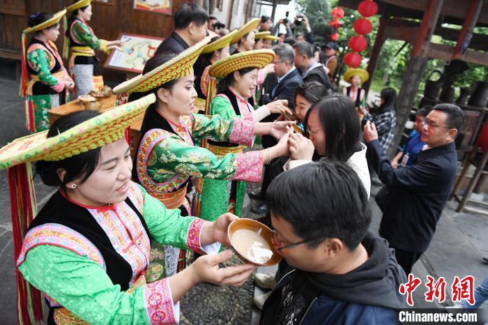 楓香瑤寨村民用攔門酒熱情迎接客人。　楊華峰 攝