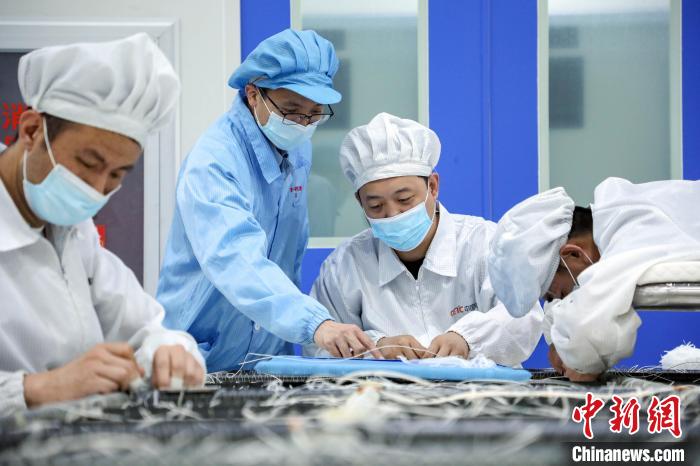 中國電科研究人員開展半剛性太陽電池陣相關(guān)研究測試?！≈袊娍?供圖