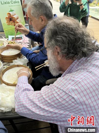 外交官們體驗做立夏餅?！∪A東師范大學供圖