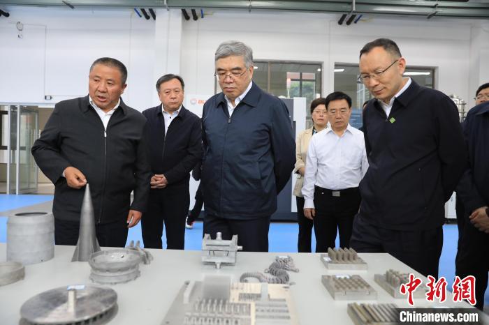 民進(jìn)中央常務(wù)副主席朱永新率調(diào)研組赴四川開展重點考察調(diào)研。圖為在四川工程職業(yè)技術(shù)學(xué)院考察調(diào)研?！∶襁M(jìn)中央供圖