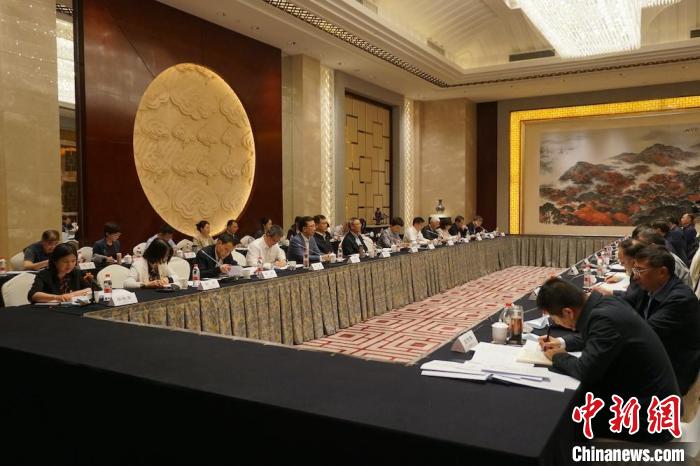 民進(jìn)中央主席蔡達(dá)峰近日率調(diào)研組赴江蘇開展重點考察調(diào)研。圖為在調(diào)研座談會現(xiàn)場?！∶襁M(jìn)中央供圖