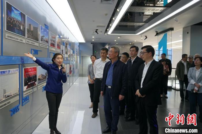 民進(jìn)中央主席蔡達(dá)峰近日率調(diào)研組赴江蘇開展重點考察調(diào)研。圖為在江陰實地考察雙良集團(tuán)有限公司?！O權(quán) 攝