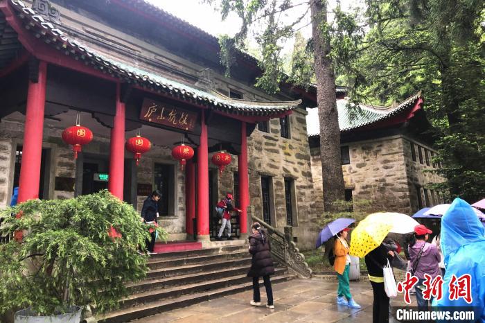圖為在廬山抗戰(zhàn)博物館外，有不少等待參觀的游客?！蛆i泉 攝