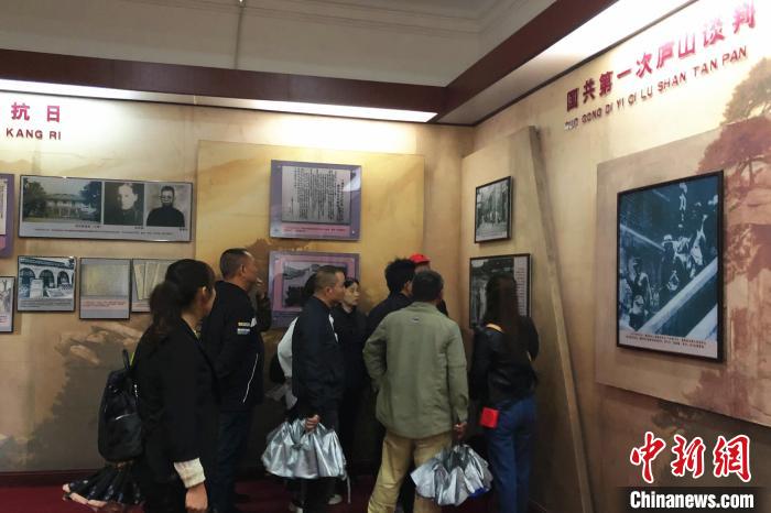 圖為游客在廬山抗戰(zhàn)博物館內(nèi)參觀?！蛆i泉 攝