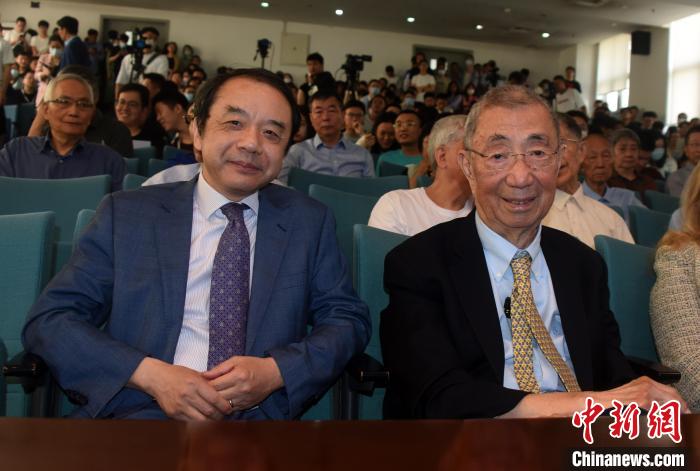 高能論壇開始前，丁肇中先生(右)與主持論壇的中科院高能所所長王貽芳院士合影?！?lt;a target='_blank' href='/'><p  align=