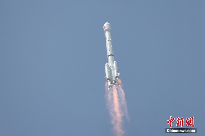 5月17日10時49分，我國在西昌衛(wèi)星發(fā)射中心用長征三號乙運載火箭，成功發(fā)射第五十六顆北斗導(dǎo)航衛(wèi)星。該衛(wèi)星屬地球靜止軌道衛(wèi)星，是我國北斗三號工程的首顆備份衛(wèi)星。入軌并完成在軌測試后，將接入北斗衛(wèi)星導(dǎo)航系統(tǒng)。此次發(fā)射是北斗三號工程高密度組網(wǎng)之后，時隔3年的首發(fā)任務(wù)。朱磊 攝