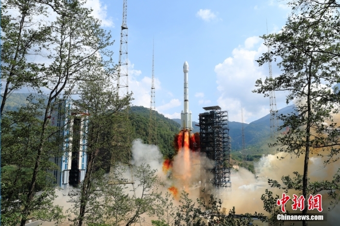 5月17日10時49分，我國在西昌衛(wèi)星發(fā)射中心用長征三號乙運載火箭，成功發(fā)射第五十六顆北斗導(dǎo)航衛(wèi)星。該衛(wèi)星屬地球靜止軌道衛(wèi)星，是我國北斗三號工程的首顆備份衛(wèi)星。入軌并完成在軌測試后，將接入北斗衛(wèi)星導(dǎo)航系統(tǒng)。此次發(fā)射是北斗三號工程高密度組網(wǎng)之后，時隔3年的首發(fā)任務(wù)。楊志遠 攝