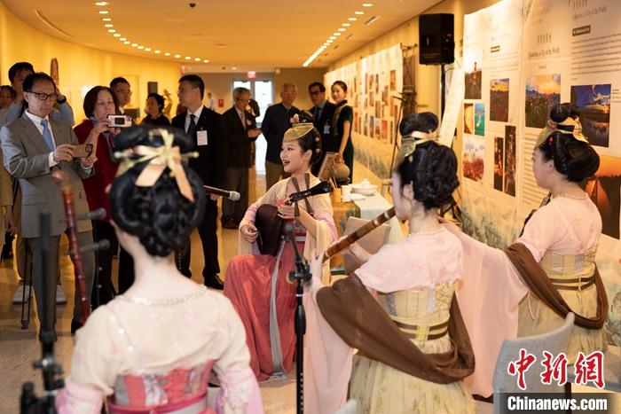 當(dāng)?shù)貢r(shí)間5月19日，中國常駐聯(lián)合國代表團(tuán)、中國文化和旅游部、泉州市人民政府在紐約聯(lián)合國總部聯(lián)合舉辦“茶和天下·雅集”主題展覽和招待會(huì)。圖為展覽現(xiàn)場泉州南音表演。 <a target='_blank' href='/' _fcksavedurl='/'><p  align=