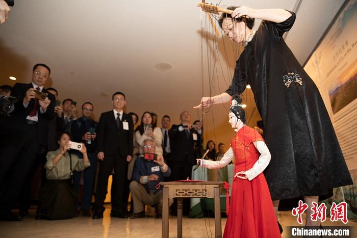 當(dāng)?shù)貢r(shí)間5月19日，中國常駐聯(lián)合國代表團(tuán)、中國文化和旅游部、泉州市人民政府在紐約聯(lián)合國總部聯(lián)合舉辦“茶和天下·雅集”主題展覽和招待會(huì)。圖為展覽表演泉州提線木偶寫書法。 <a target='_blank' href='/' _fcksavedurl='/'><p  align=