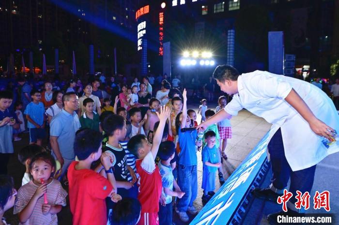 2023年鷹潭市“好奇心”科普節(jié)吸引了不少孩子踴躍參與?！≈鬓k方 供圖