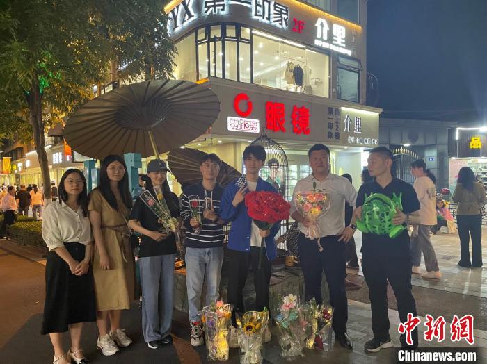 在東陽橫店，宣講團(tuán)導(dǎo)師、成員與橫店演員(右三)合影?！?東陽市融媒體中心 供圖