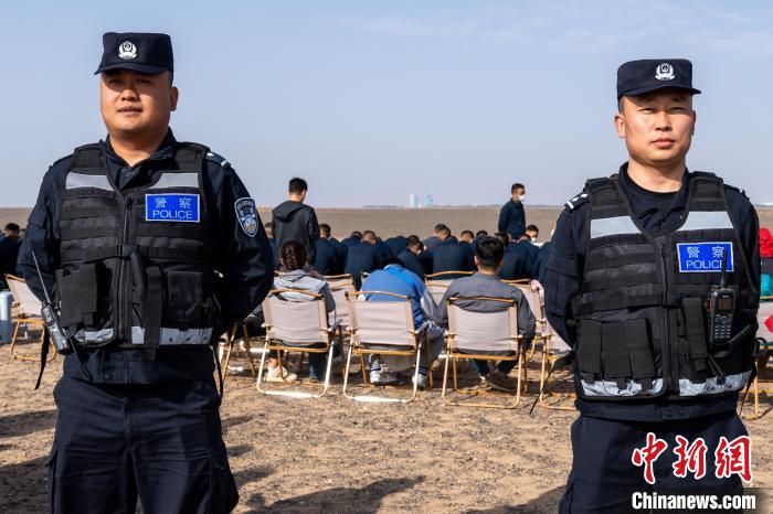 圖為承擔(dān)神舟十六號(hào)載人飛船安保任務(wù)的移民管理警察。　牛鑫 攝