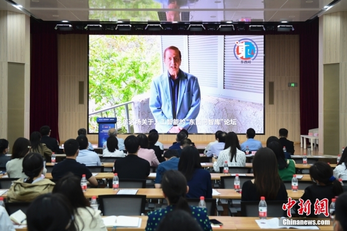5月30日，<a target='_blank' href='/'>中新社</a>第二屆“東西問智庫”主題論壇在北京舉行，多位中外專家圍繞“AI革命與文明進化”展開討論。圖為美國加州理工學院電氣工程和計算機科學教授、人工智能專家亞瑟·阿布-穆斯塔法通過視頻在論壇上作主旨演講。<a target='_blank' href='/'>中新社</a>記者 田雨昊 攝