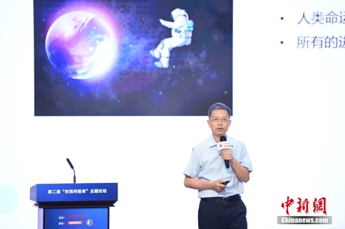 5月30日，<a target='_blank' href='/'>中新社</a>第二屆“東西問智庫”主題論壇在北京舉行，多位中外專家圍繞“AI革命與文明進化”展開討論。圖為北京大學新聞與傳播學院教授胡泳在論壇上作主旨演講。<a target='_blank' href='/'>中新社</a>記者 田雨昊 攝