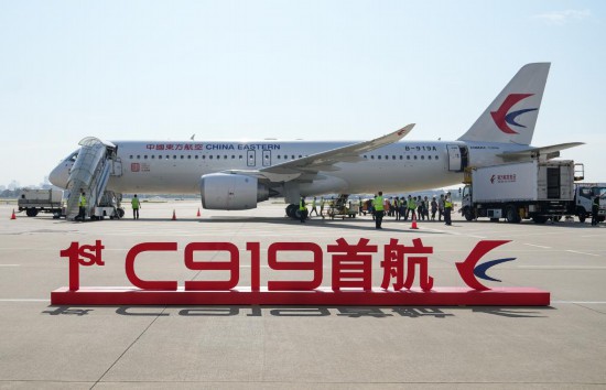 這是在上海虹橋國(guó)際機(jī)場(chǎng)停機(jī)坪拍攝的C919飛機(jī)（5月28日攝）。新華社記者丁汀攝