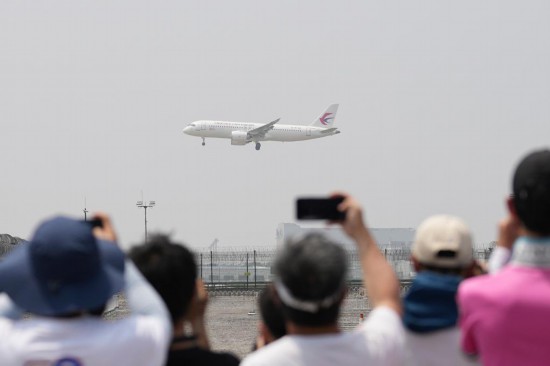 5月28日，C919首個(gè)商業(yè)航班東航MU9191飛抵北京首都國(guó)際機(jī)場(chǎng)。新華社記者鞠煥宗攝