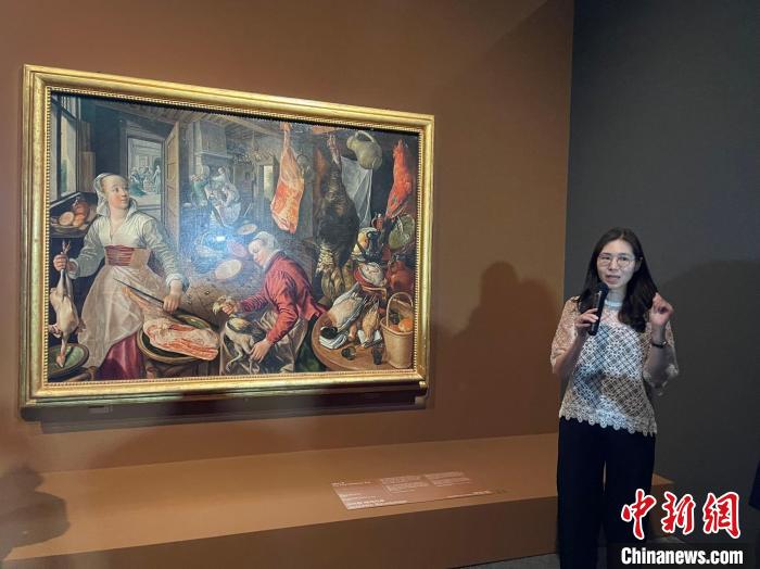 當(dāng)?shù)貢r(shí)間6月1日，韓國國立中央博物館講解員在向游客講解畫作?！∪f佳欣 攝