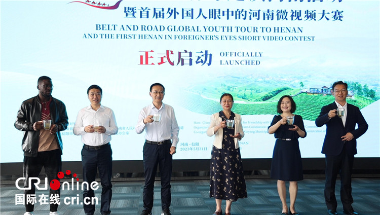 與會嘉賓共同舉杯啟動活動。賈親親 攝
