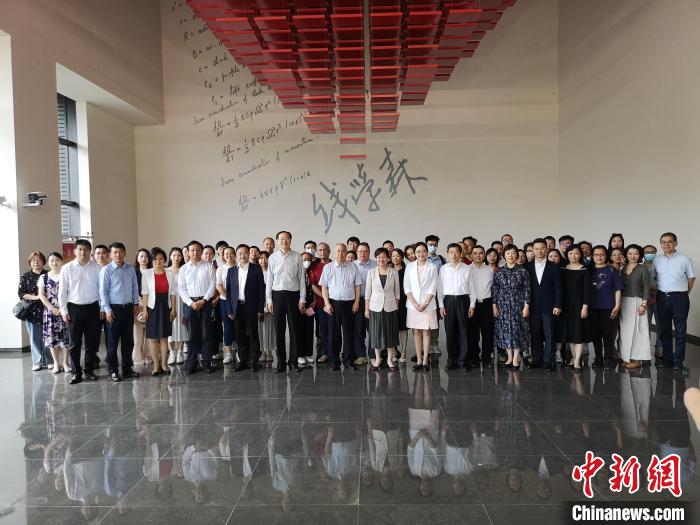 上海僑界人士參觀上海交通大學(xué)錢學(xué)森圖書館?！》队畋?攝