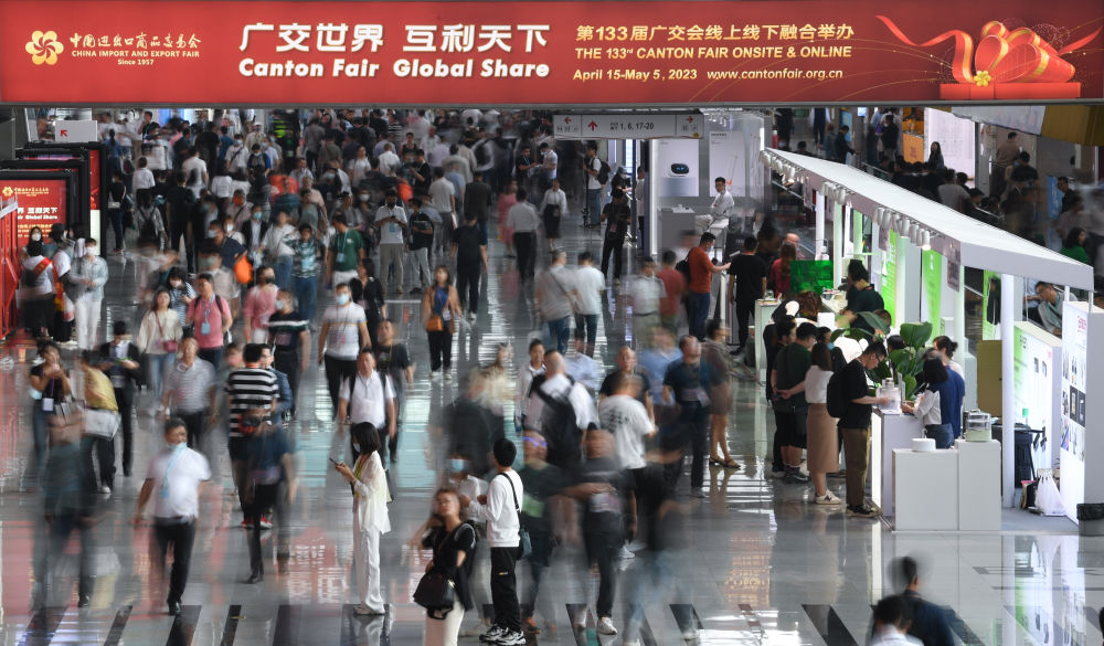 這是4月15日拍攝的廣交會(huì)現(xiàn)場(chǎng)。第133屆中國進(jìn)出口商品交易會(huì)（廣交會(huì)）全面恢復(fù)線下展，吸引220多個(gè)國家和地區(qū)的數(shù)十萬采購商報(bào)名參會(huì)。新華社記者 鄧華 攝