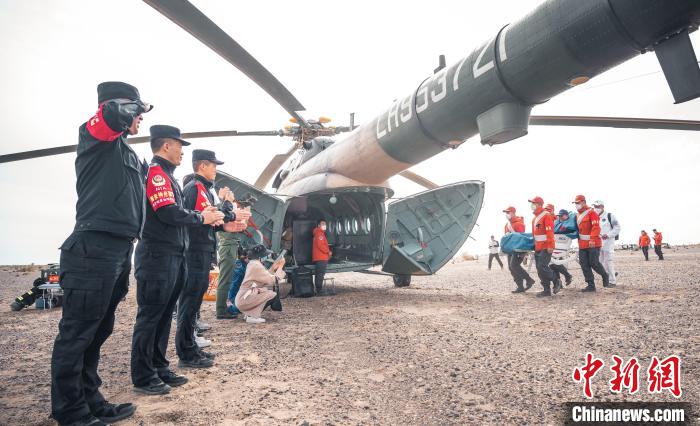 圖為阿拉善邊境管理支隊民警目送航天員登機(jī)離開。　曠靖 攝