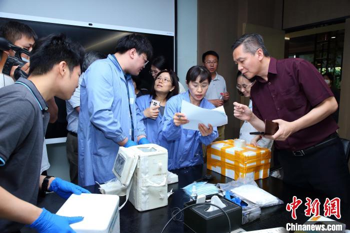 科研人員清點、查看隨神舟十五號返回地面的空間科學(xué)實驗樣品?！≈锌圃嚎臻g應(yīng)用中心 供圖