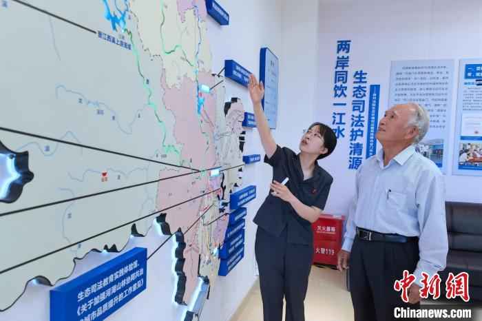 金門同胞參觀金門供水水源生態(tài)司法保護(hù)基地。　孫虹 攝