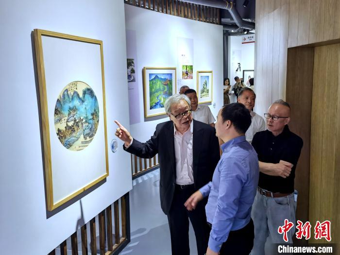 海峽兩岸藝術(shù)家畫展上，藝術(shù)家進行藝術(shù)交流。　付敬懿 攝