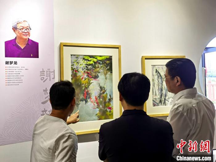 “求同存藝——海峽兩岸藝術(shù)家畫展”展出百余幅兩岸藝術(shù)家畫作?！「毒窜?攝
