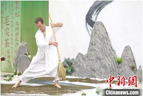 圖為《信陽毛尖·茶舞》沉浸式藝術(shù)表演?！⌒抨柺形麄鞑抗﹫D