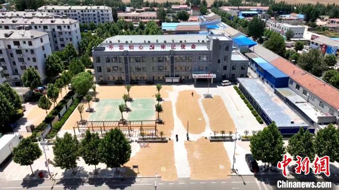 德州陵城區(qū)開放1297處鎮(zhèn)村公共場地，緩解農(nóng)民曬糧難題?！×瓿菂^(qū)委宣傳部供圖