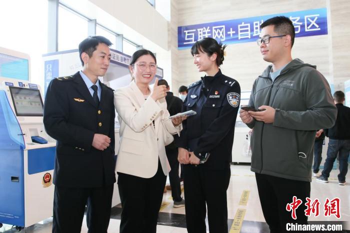 4月10日，安徽合肥，一家運輸企業(yè)負(fù)責(zé)人在工作人員的指導(dǎo)下，使用小程序辦理車管業(yè)務(wù)?！『戏示焦﹫D