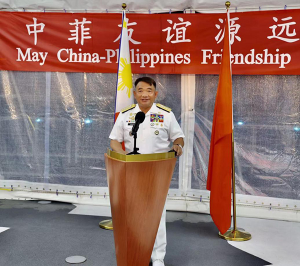 菲海軍司令阿達(dá)奇代表菲馬科斯總統(tǒng)歡迎“戚繼光”艦到訪。中國駐菲律賓大使館供圖