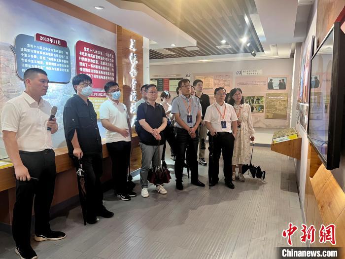 與會人員在后陳村走訪。　董易鑫 攝
