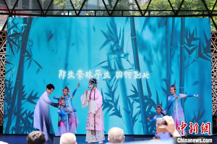 開幕式上舞臺(tái)展演之一《水舞昆韻》。