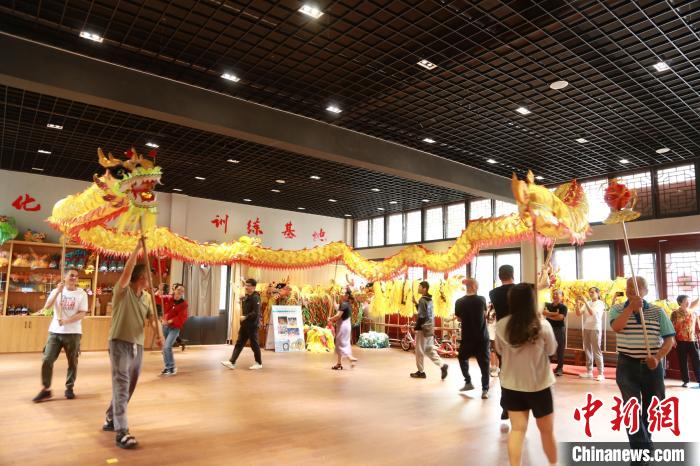 臺胞臺屬體驗舞龍?！≈芪的裙﹫D