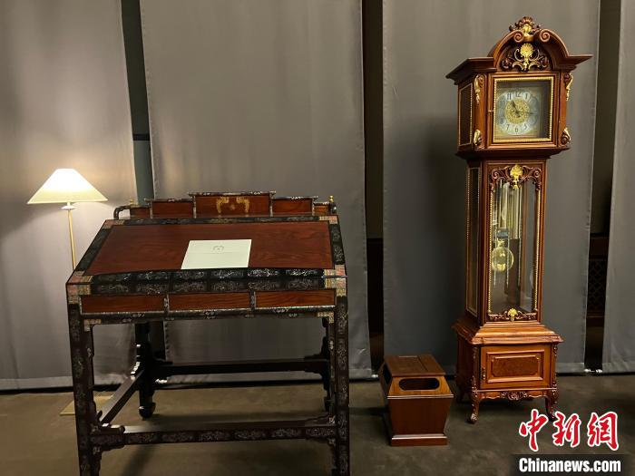 圖為春秋館展覽陳設(shè)的青瓦臺(tái)家具?！⑿?攝
