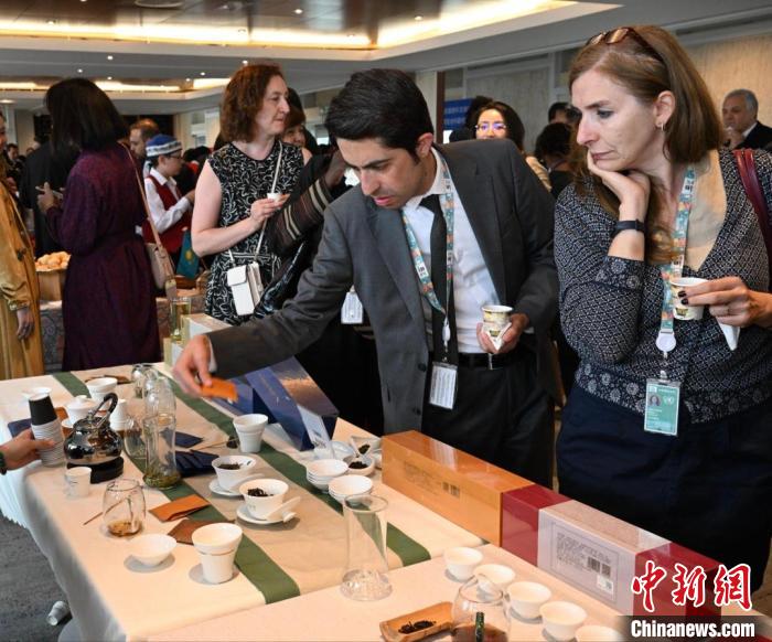 現(xiàn)場觀眾觀看中國展臺茶藝表演、了解茶文化?！【笜?攝