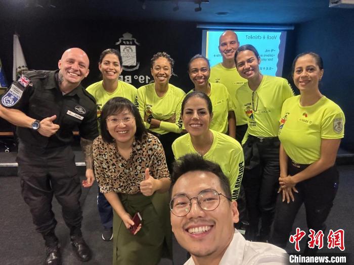 里約旅游警察上中文課。　里約熱內(nèi)盧天主教大學孔子學院供圖