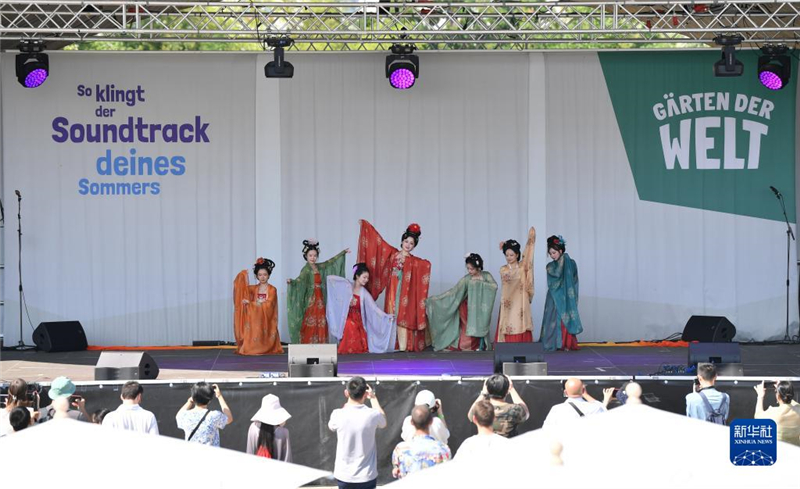 7月8日，在德國柏林世界公園，漢服愛好者進行漢服展示。新華社記者 任鵬飛 攝