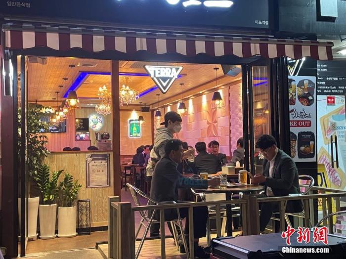 資料圖：韓國首爾市民在餐館用餐。 <a target='_blank' href='/' _fcksavedurl='/'><p  align=