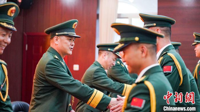 首長為晉銜官兵頒發(fā)任命狀?！堨狭?攝