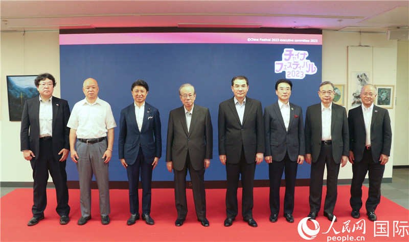 主辦方代表合影。人民網(wǎng) 許可攝