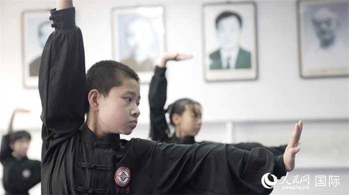 正在練習(xí)劈掛拳的武術(shù)學(xué)童。人民網(wǎng)記者 袁蒙攝