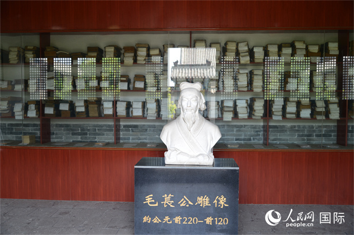 河間詩經(jīng)齋毛萇雕像。雕像后書櫥中陳列的是歷代各版本《詩經(jīng)》及譯本。 人民網(wǎng) 趙昭攝