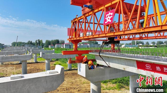 長25米重80噸的箱梁平穩(wěn)、精準地落在S314分離式立交橋25號和26號墩上?！⒂癫?攝