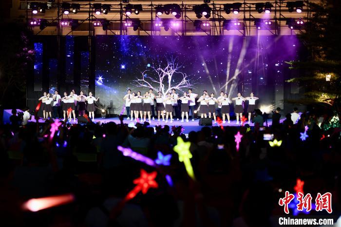 合唱表演《夜空中最亮的星》?！⊥鯑|明 攝