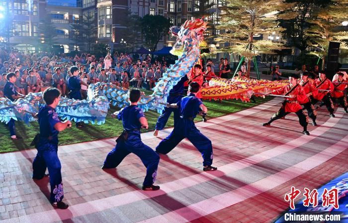 兩岸青少年同臺呈現(xiàn)龍獅表演。　王東明 攝