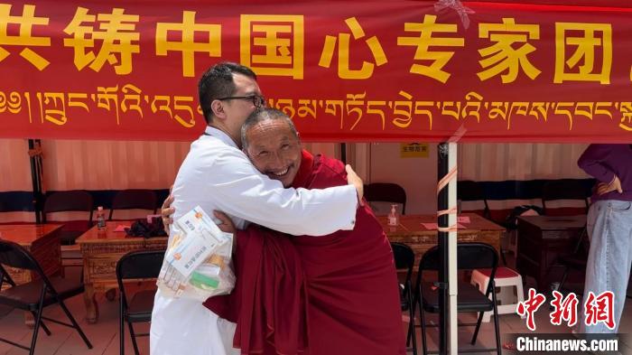 西藏自治區(qū)昌都市左貢縣田妥鎮(zhèn)義診點，一位僧人對北京京煤集團總醫(yī)院呼吸科主任醫(yī)師陳亮表示感謝?！〔苄穹?攝